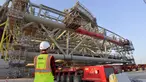 Foto pada 16 Februari 2020 menunjukkan spanduk bertuliskan "tetap kuat, Wuhan" dan "maju terus, China" di lokasi pembangunan Stadion Lusail, salah satu stadion Piala Dunia FIFA 2022, di Lusail, Qatar. Pemasangan rangka baja utama Stadion Lusail selesai pada Minggu (16/2). (Xinhua/Nikku)