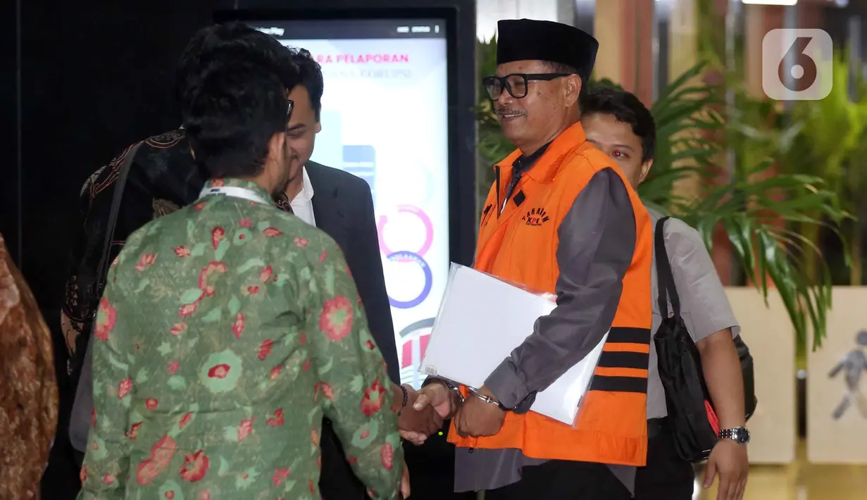 Wali Kota Madiun nonaktif, Maidi, kembali menjalani pemeriksaan lanjutan di Gedung Merah Putih Komisi Pemberantasan Korupsi (KPK), Jakarta, Kamis (23/4/2026). Tampak dalam foto, Wali Kota Madiun nonaktif, Maidi, sesaat sebelum meninggalkan Gedung Merah Putih Komisi Pemberantasan Korupsi (KPK) usai menjalani pemeriksaan lanjutan, Jakarta, Kamis (23/4/2026). (Liputan6.com/Helmi Fithriansyah)