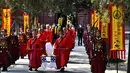 Orang-orang menghadiri upacara peringatan Konfusius di Qufu, Provinsi Shandong, China timur (28/9/2020). Sebuah upacara untuk memperingati 2.571 tahun kelahiran tokoh bijak dan pendidik dari zaman China kuno, Konfusius (551-479 SM), digelar di Qufu pada Senin (28/9). (Xinhua/Guo Xulei)