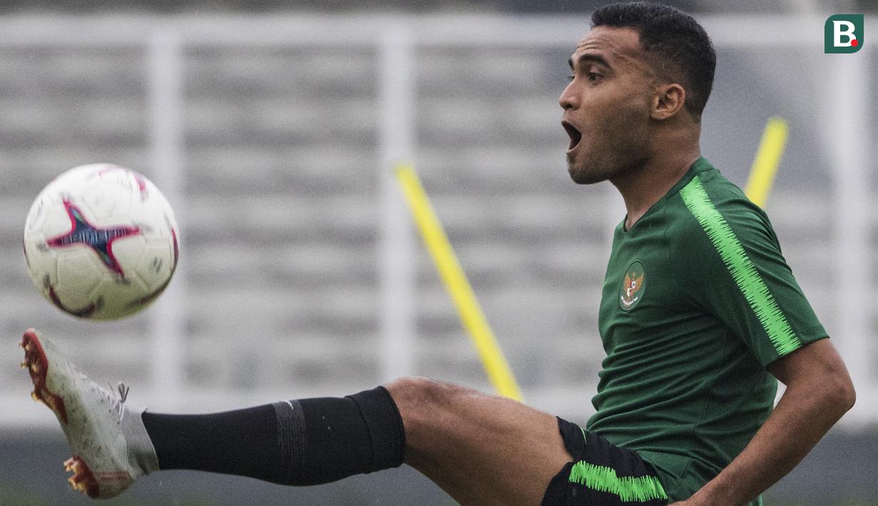 Pemain Timnas Indonesia, Rizky Pora, mengontrol bola saat latihan di Stadion Madya, Jakarta, Minggu (11/11). Latihan ini persiapan jelang laga Piala AFF 2018 melawan Timor Leste. (Bola.com/Vitalis Yogi Trisna)