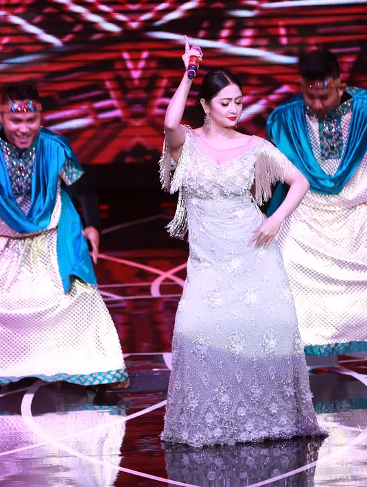 Tidak seperti pedangdut yang kebanyakan dianggap ‘menor’, Dewi Perssik tampil dengan make up yang tak berlebihan. Busana yang dikenakannya pun tetap dapat mengikuti gerakan tubuhnya yang kerap bergoyang dengan enerjik. (Deki Prayoga/Bintang.com)