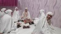 Sejumlah narapidana Lapas Perempuan Pekanbaru membaca Al-Qur'an untuk mengisi kegiatan Ramadan. (Liputan6.com/M Syukur)