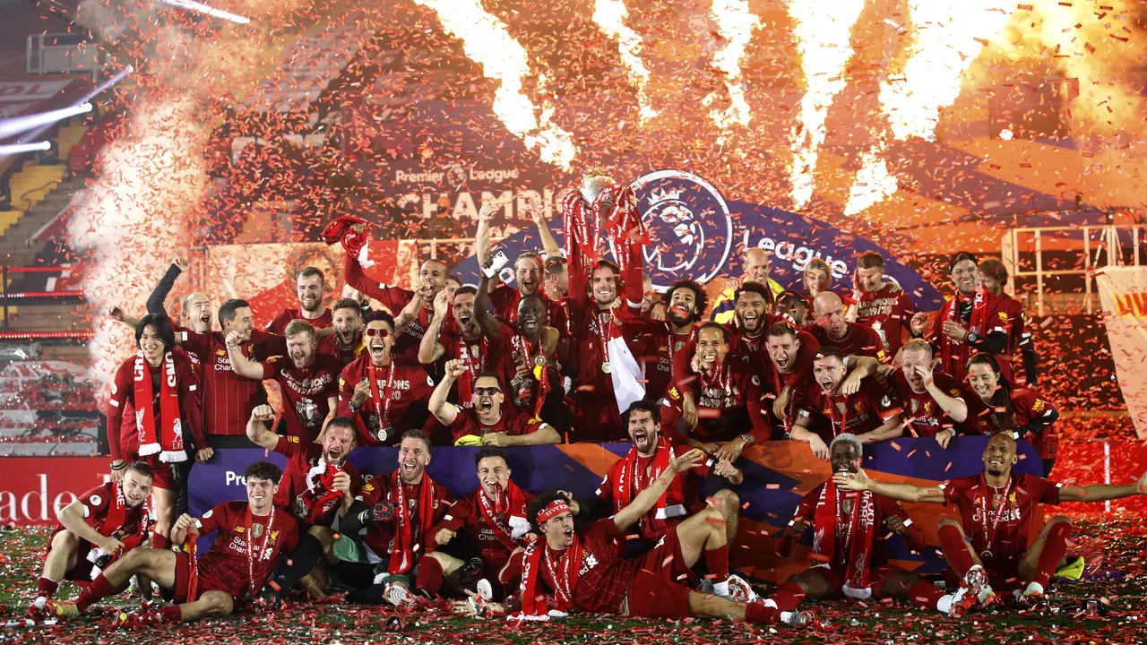 FOTO: Liverpool Angkat Trofi Liga Inggris