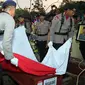 Proses pemakaman Briptu Imam Gilang yang menjadi korban bom Kampung Melayu pada Rabu malam, 24 Mei 2017. (Liputan6.com/Fajar Abrori)