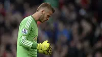 Reaksi kecewa kiper Manchester United, David De Gea setelah gawangnya dibobol oleh pemain Liverpool pada laga lanjutan Liga Inggris di Old Trafford, Manchester, 12 September 2015.De Gea nyaris meninggalkan MU ke Real Madrid pada tahun 2015. Sayangnya, perpindahan tersebut tak pernah terwujud karena dokumen transfer kiper asal Spanyol tersebut terlambat diserahkan ke Federasi Sepak Bola Spanyol (RFEF). (AFP/Oli Scarff)