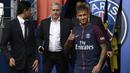 Neymar. Sayap kiri asal Brasil berusia 30 tahun ini masih memegang predikat pemain termahal di muka bumi saat didatangkan PSG dari Barcelona pada awal musim 2017/2018 dengan nilai transfer mencapai 222 juta euro atau setara Rp3,5 triliun. Sementara Barcelona mendatangkannya dari Santos pada awal musim 2013/2014 dengan nilai transfer 88 juta euo. (AFP/Philippe Lopez)