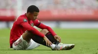 Pemain Manchester United, Mason Greenwood, tampak lesu usai ditahan imbang West Ham United pada laga Premier League di Stadion Old Trafford, Rabu (22/7/2020). Kedua tim bermain imbang 1-1. (Cath Ivill/Pool via AP)