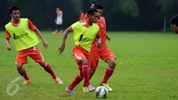 Pemain muda Persija, Rafid Lestaluhu (tengah) mencoba mengecoh rekannya saat latihan di NYTC Sawangan, Depok, Jumat (4/12/2015). Latihan ini persiapan memasuki babak delapan besar Piala Jenderal Sudirman. (Liputan6.com/Helmi Fithriansyah)