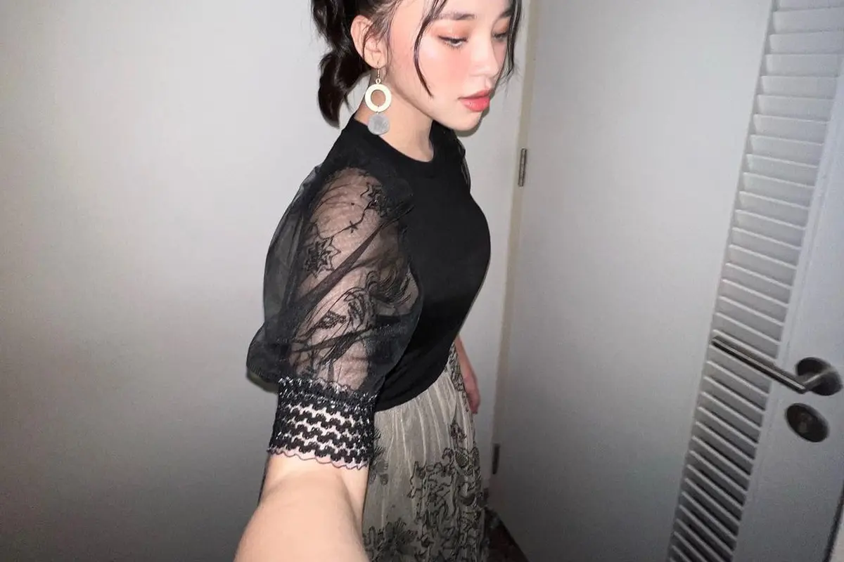 Potret Anneth Delliecia pacar Betrand Peto Putra Onsu dalam balutan outfit hitam (Foto: Instagram anneth.dlc)