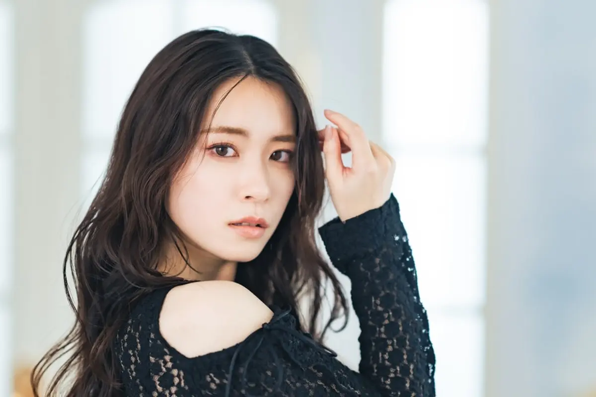 perempuan baju hitam kesal putus kecewa