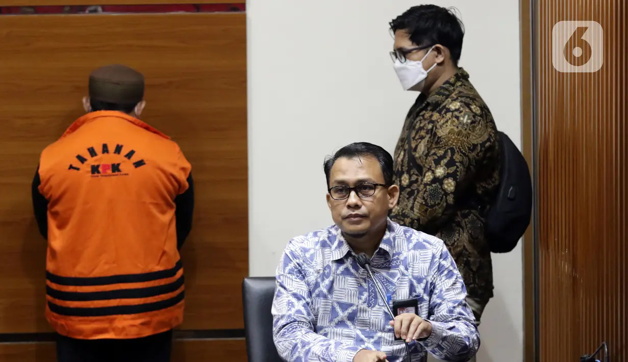 Plt Juru Bicara KPK, Ali Fikri saat rilis penahanan dua tersangka dugaan korupsi pekerjaan pembangunan Stadion Mandala Krida Daerah Istimewa Yogyakarta di Gedung KPK, Jakarta, Kamis (21/7/2022). KPK menahan Direktur Utama PT Arsigraphi, Sugiharto dan Kabid Pendidikan Khusus Dinas Pendidikan, Pemuda dan Olahraga DIY, Edy Wahyudi sebagai tersangka. (Liputan6.com/Helmi Fithriansyah)