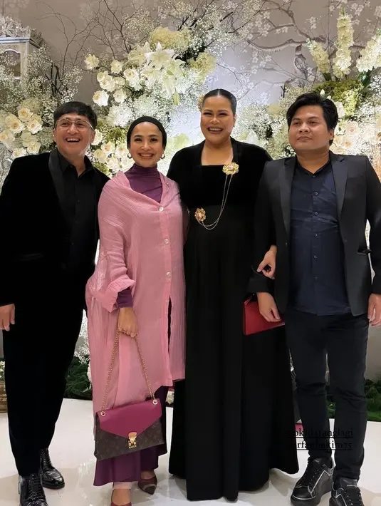 Feni Rose mengenakan kemeja tunik pink dipadukan inner turtleneck warna ungu. Dengan turban hitamnya. [@fenirose]