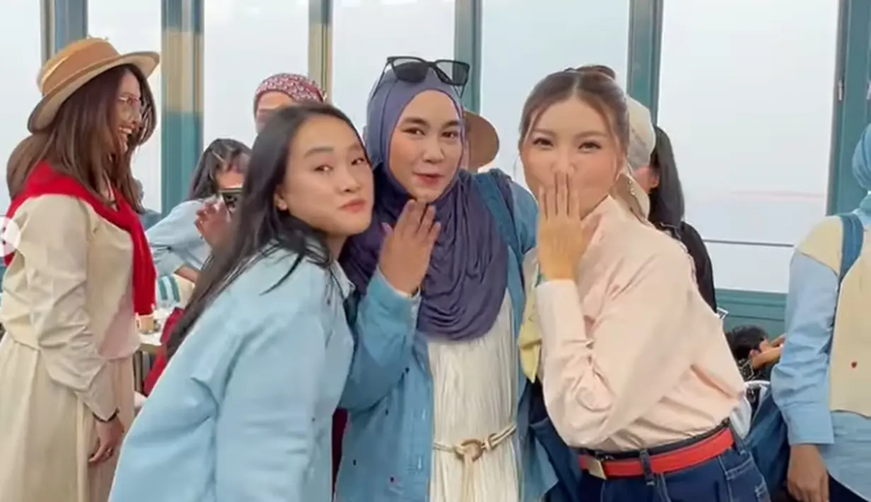 Felly dan Anisa Rahma mengenakan baju dari brand swheart. Bak ABG, Sarwendah, Anisa Rahma, dan Felly Young berpose flying kiss. Meski hanya melihat dari foto dan video, namun kebersamaan tiga mantan personel Cherrybelle ini dapat dirasakan kehangatannya. Memulai karier ketika usia remaja yakni 20 tahun, tak terasa kini ketiganya sudah menginjak usia 30 tahun dan jadi ibu. (Liputan6.com/IG/@anisarahma_12)