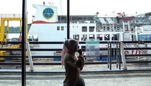 Pemudik berjalan menuju kapal di Pelabuhan Dermaga Eksekutif Merak, Kota Cilegon, Banten, Selasa (18/4/2023).  PT ASDP Indonesia Ferry memperkirakan puncak arus mudik Pelabuhan Merak akan terjadi pada H-3 serta arus balik pada H+7 Lebaran 2023. (Liputan6.com/Faizal Fanani)