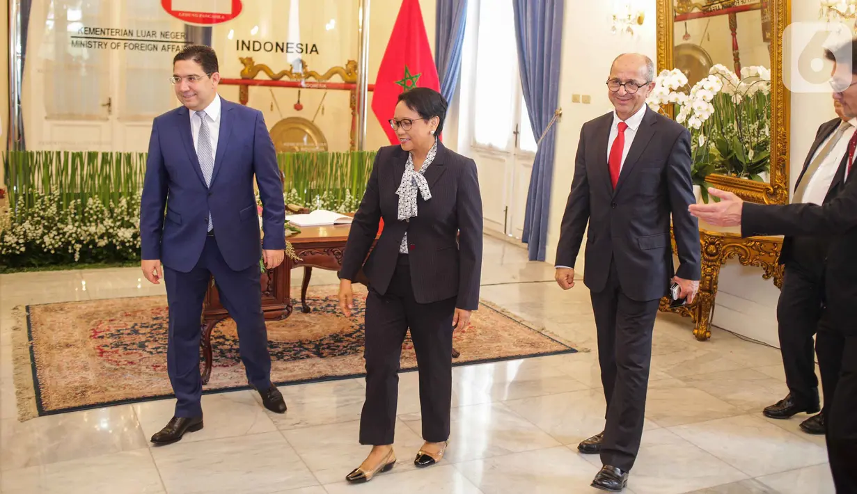 Menteri Luar Negeri RI, Retno Marsudi menerima kunjungan Menteri Luar Negeri Maroko, Nasser Bourita di kantor Kemenlu, Jakarta, Senin (28/10/2019). Pertemuan tersebut membahas hubungan bilateral antara kedua negara. (Liputan6.com/Faizal Fanani)