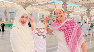 Ajak buah hati jalani umrah, kebahagiaan Adly Fairuz dan Angbeen Rishi jadi berlipat. Baby Ardashir pun terlihat sangat menikmati perjalanan umrah pertamanya ini. Nikmati momen di Mekah dan Madinah, begini kebersamaan keluarga kecil Adly Fairuz dan Angbeen Rishi saat di Masjid Nabawi. Pamer senyuman manisnya, foto lucu Baby Ardashir ini bikin warganet gemas. (Liputan6.com/IG/@angbeenrishi)