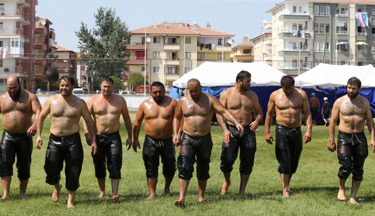 Peserta menuju arena pertandingan. (AFP Photo/Adem Altan)