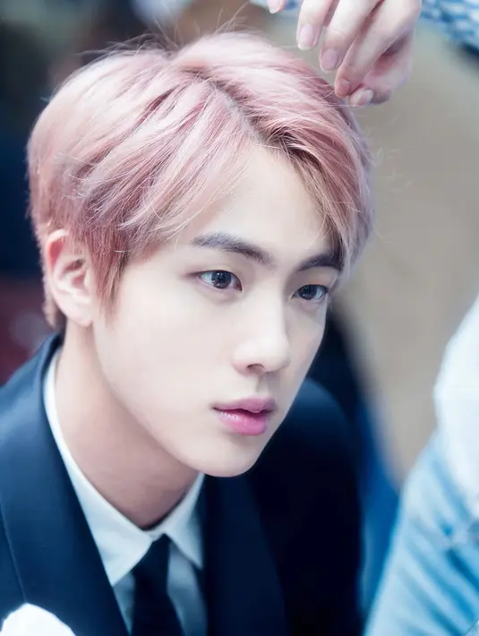 Tak hanya V dan Jungkook saja, Jin BTS juga punya wajah yang tampan dan imut. Pembawaannya yang kalem membuat dirinya begitu menarik. (Foto: koreaboo.com)