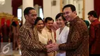 Presiden Joko Widodo bersalaman dengan Gubernur DKI Jakarta Basuki Tjahaja Purnama dalam Silaturahmi Idul Fitri 1437 H di Istana Negara, Jakarta, Senin (11/7). (Liputan6.com/Faizal Fanani)
