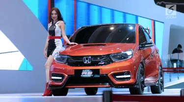 Sales Promotion Girl berpose di sisi mobil konsep keluaran Honda pada Indonesia International Motor Show 2018 di JIExpo, Jakarta, Kamis (19/4). 38 merek kendaraan dipamerkan dan 350 perusahaan ikut dalam IIMS 2018. (Liputan6.com/Helmi Fithriansyah)