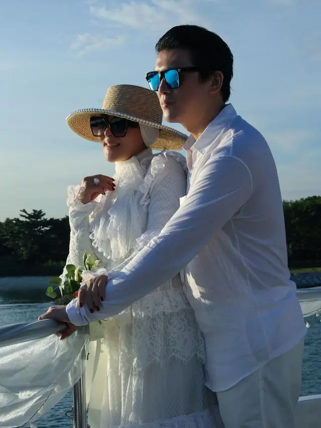 Bak Bangsawan, Ini 9 Gaya Elegan Syahrini dengan Busana Serba Putih saat Berlayar di Jepang Bareng Reino Barack