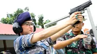 Hati-hati, Artis-artis Cantik Ini Jago Menembak
