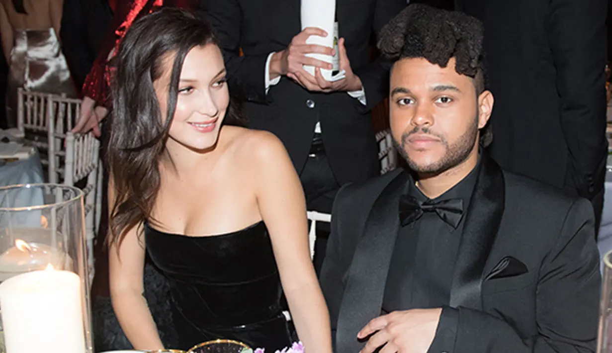 Bella Hadid dan The Weeknd tertangkap tengah ngobrol dengan akrab dalam sebuah pesta pada 10 May 2018. (REX/Shutterstock)