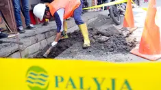  Petugas merazia pipa ilegal bersama mitra kerja PAM Jaya di pemukiman Pasar Ikan Muara Angke, Jakarta, Rabu (4/6/2014) (Liputan6.com/Johan Tallo) 