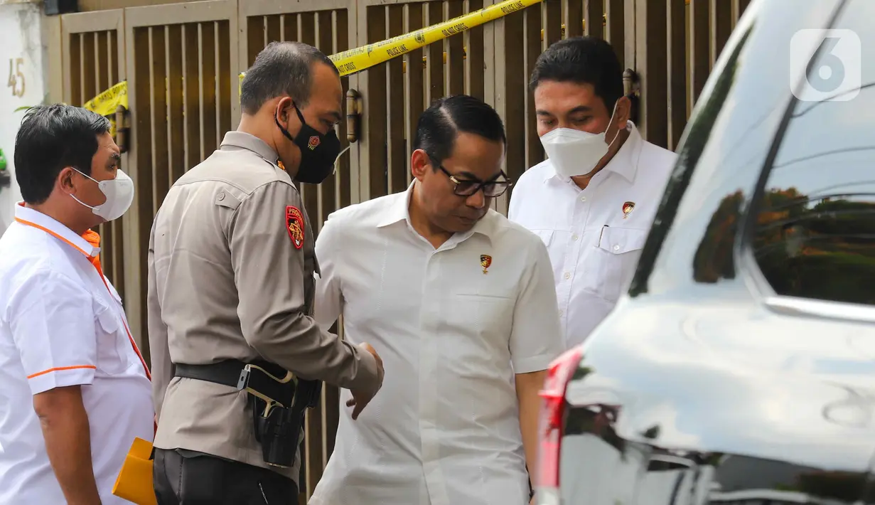 Tim khusus (Timsus) Kepolisian melakukan uji balistik laboratorium forensik yang dilakukan di rumah dinas Kadiv Propam Polri nonaktif, Irjen Ferdy Sambo, di kawasan Duren Tiga, Jakarta Selatan, Senin (1/8/2022). Tim khusus yang dibentuk oleh Kapolri Jenderal Listyo Sigit melakukan pendalaman uji balistik labfor untuk mendalami penembakan Brigadir Joshua atau Brigadir Nopriansyah Yoshua Hutabarat terutama soal senjata api atau balistik. (Liputan6.com/Herman Zakharia)