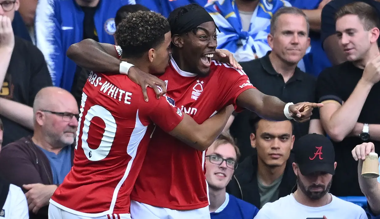 Selebrasi gelandang Nottingham Forest, Anthony Elanga (kanan) setelah mencetak gol ke gawang Chelsea pada laga Liga Inggris 2023/2024 di Stamford Bridge, London (2/9/2023). Anthony Elanga didatangkan Nottingham Forest dari Manchester United setelah sang pemain minim kesempatan bermain bersama Setan Merah. Anthony Elanga dikontrak selama 5 tahun hingga 30 Juni 2028 dengan nilai transfer 17,5 juta euro. (AFP/Justin Tallis)