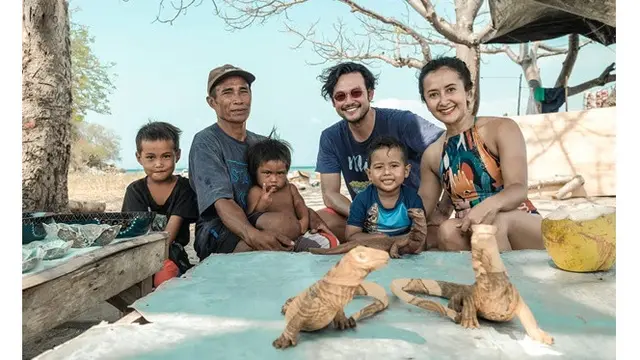 6 Gaya Liburan Dwi Sasono di Labuan Bajo, Seru Bareng Keluarga