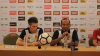 Gelandang asing PS Tira, Mariano Berriex (kiri), pada konferensi pers menjelang laga kontra PSM Makassar, Jumat (20/4/2018). (Bola.com/Abdi Satria)