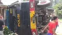 Truck Brimob terguling di Mojokerto (Liputan6.com/Dian Kurniawan)