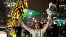 Demonstran merayakan keputusan Hakim Sergio Moro menjatuhkan hukuman ke mantan Presiden Brasil Luiz Inacio Lula da Silva, di Sao Paulo, Brasil, (12/7). Silva divonis bersalah atas tuduhan korupsi. (AP Photo/Andre Penner)