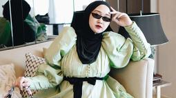 Gaya hijab Dian Pelangi sendiri terbilang cukup sederhana. Tak sedikit netizen yang menjadikannya sebagai inspirasi dalam berbusana muslim. (Liputan6.com/IG/@dianpelangi)