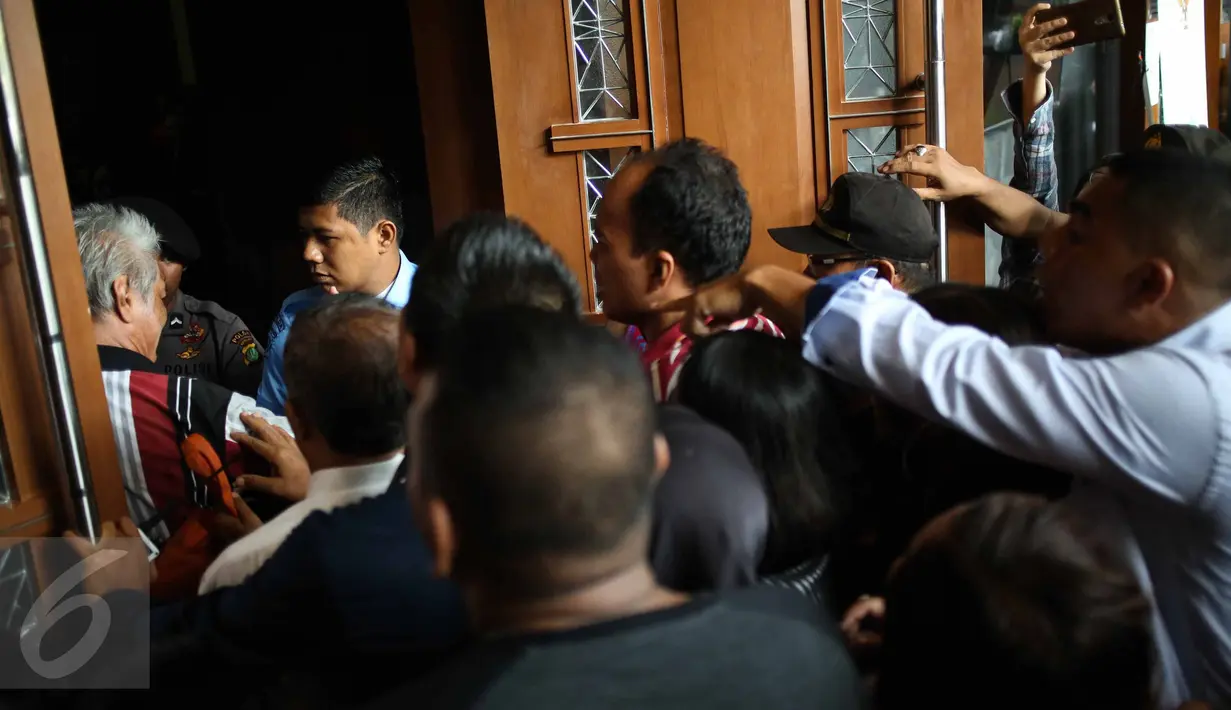 Sejumlah pengunjung berebut masuk pintu ruang sidang Koesoemah Atmadja di Pengadilan Negeri Jakarta Pusat, Kamis (27/10). Para pengunjung itu hendak menyaksikan sidang Jessica Kumala Wongso dengan agenda pembacaan vonis. (Liputan6.com/Faizal Fanani)