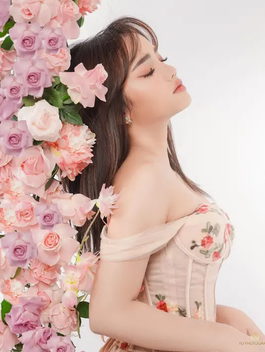 Fuji Utami tampil dengan nuansa flowery dari gaun dan dekorasi yang digunakan saat pemotretan [@fuji_an]