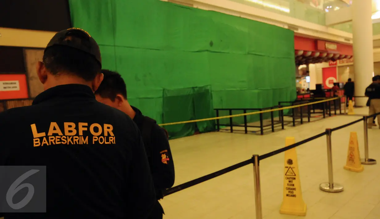 Petugas Labfor Bareskrim Mabes Polri memeriksa lokasi sekitar ledakan tabung gas sebuah rumah makan di Mall Gandaria City, Jakarta, Kamis (19/5/2016). Akibat ledakan ini, dikabarkan 13 orang mengalami luka bakar. (Liputan6.com/Helmi Fithriansyah)