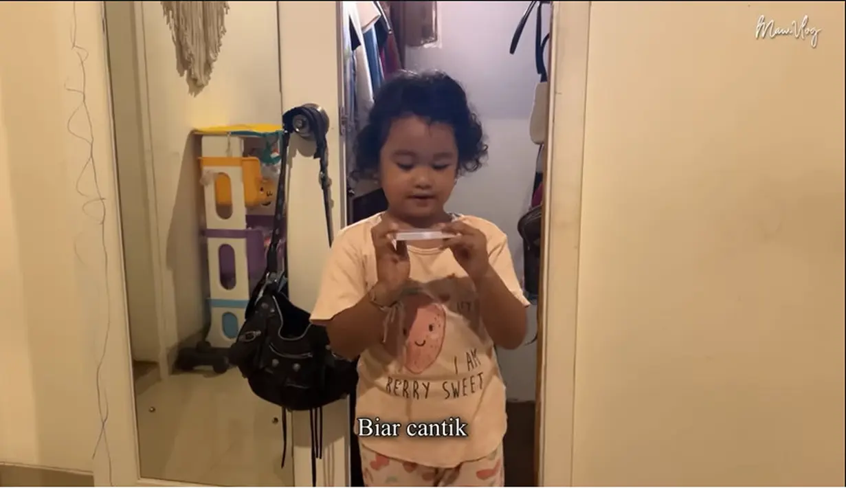 Selama ini, Mutia kerap menutup wajahnya dengan stiker untuk menjaga privasi putrinya. Hal itu juga kesepakatan dengan Glenn semasa hidup. Seperti diketahui, Glenn meninggal dunia 8 April 2020 lalu. [Youtube/Mutia Ayu]