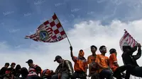 Kibaran bendera The Jakmania turut meramaikan laga uji coba yang berakhir imbang 2-2. (Bola.com/Vitalis Yogi Trisna)