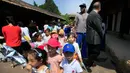 Mantan bintang basket NBA Dennis Rodman bersama anak-anak Korea Utara selama kunjungannya ke Mangyongdae, tempat kelahiran pemimpin Korea Utara Kim Il Sung di Pyongyang, Korea Utara (14/6). (AP Photo/Kim Kwang Hyon)