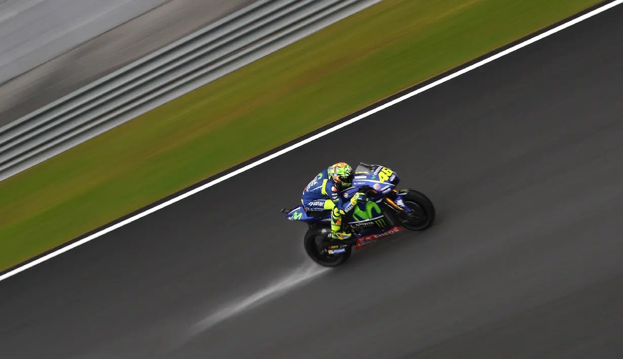 Pebalap Movistar Yamaha, Valentino Rossi, memacu motornya saat sesi latihan kedua jelang GP Malaysia di Sirkuit Sepang, Jumat (27/10/2017). Pada sesi ini pebalap Italia itu berada pada posisi keenam dengan waktu 13,071 detik. (AFP/Manan Vatsyayana)