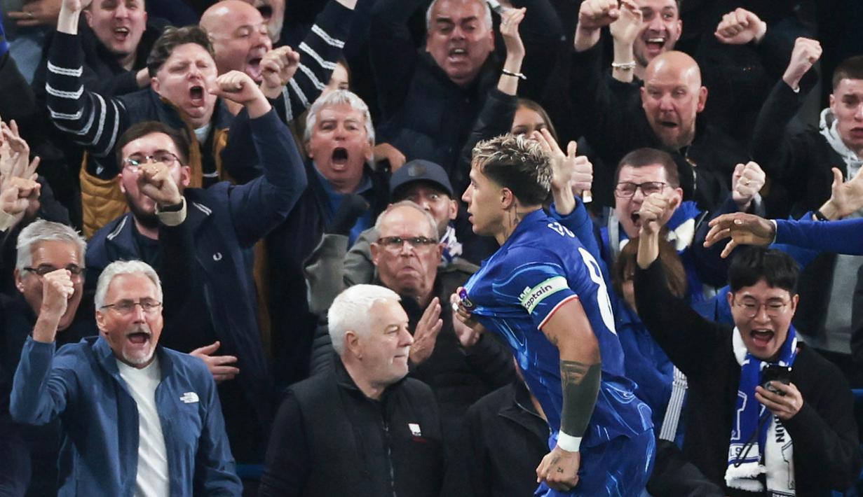 Pemain Chelsea, Enzo Fernandez, melakukan selebrasi setelah mencetak gol ke gawang Tottenham Hotspur dalam laga pekan 30 Premier League di Stadion Stamford Bridge, Jumat (4/4/2025) dini hari WIB. (AP Photo/Ian Walton)