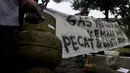 Sejumlah massa yang tergabung dalam Aliansi Peduli Gas (API GAS) berdemontrasi di depan Istana Wakil Presiden, Jakarta, Selasa (3/3/2015). Dalam aksinya mereka menuntut Wapres Jusuf Kalla untuk menstabilkan harga elpiji 3kg. (Liputan6.com/Johan Tallo)