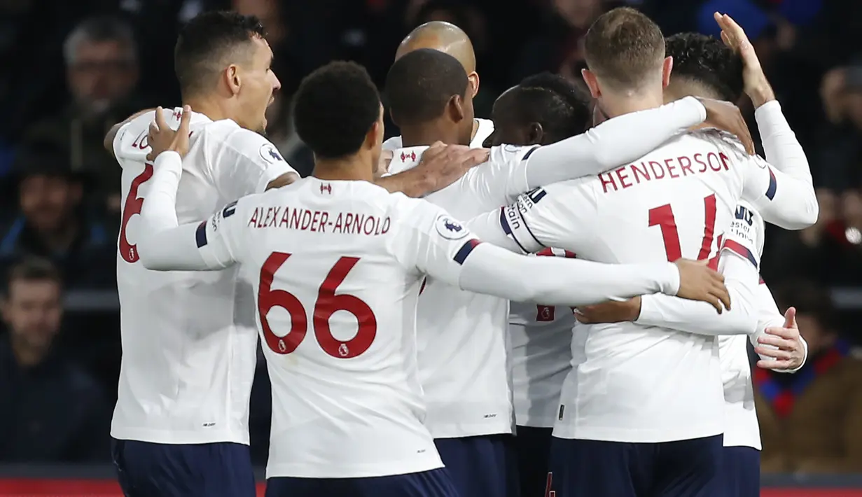 Para pemain Liverpool merayakan gol yang dicetak Sadio Mane ke gawang Crystal Palace pada laga Premier League di Stadion Selhurst Park, London, Sabtu (23/11). Palace kalah 1-2 dari Liverpool. (AFP/Ian Kington)