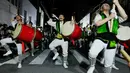 Orang-orang menampilkan tarian "Eisa" sebagai bagian dari perayaan festival tahunan di Okinawa, Jepang, Selasa (29/8/2023). Anggota keluarga melakukan berbagai adat istiadat untuk menghormati arwah nenek moyang mereka yang menurut mereka "kembali" selama periode tiga hari yang disebut "Bon" dalam kalender lunar di wilayah Okinawa. (AP Photo/Hiro Komae)