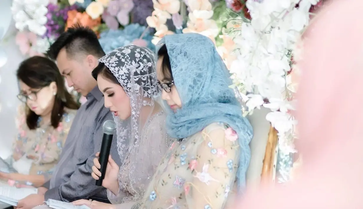 Berlangsung khidmat dan dihadiri keluarga juga sahabat, begini momen pengajian 4 bulanan kehamilan Syahra Larez. Diketahui Syahra Larez dan Denny Buana sekaligus ungkap jenis kelamin anaknya. Namun, pasangan yang menikah pada 2021 ini sepakat untuk merahasiakannya kepada publik dan hanya diketahui oleh keluarga dan kerabat dekat saja. (Liputan6.com/IG/@syahralarez_new)