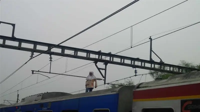 Anak kecil Naik ke atap, KRL Jurusan Serpong-Tanah Abang Berhenti