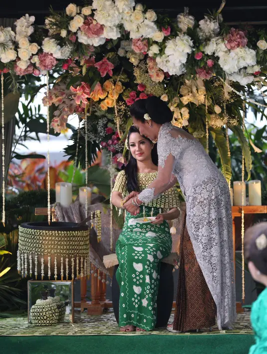 Acara siraman pun dilakukan setelah pengajian, proses ini dilakukan sebagai makna agar pernikahannya esok hari dapat diberi kelancaran tanpa hambatan. (Galih W. Satria/Bintang.com)