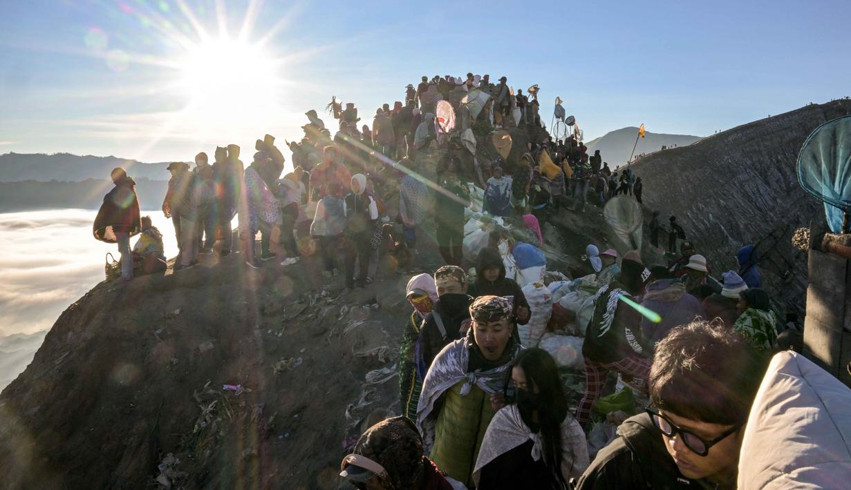 Para penganut Hindu dari komunitas Tengger mendaki gunung berapi aktif Bromo untuk mempersembahkan sesaji berupa beras, buah-buahan, ternak, dan barang-barang lainnya sebagai bagian dari festival Yadnya Kasada di dekat Probolinggo, Jawa Timur, Senin 1 Juni 2026. (JUNI KRISWANTO/AFP)